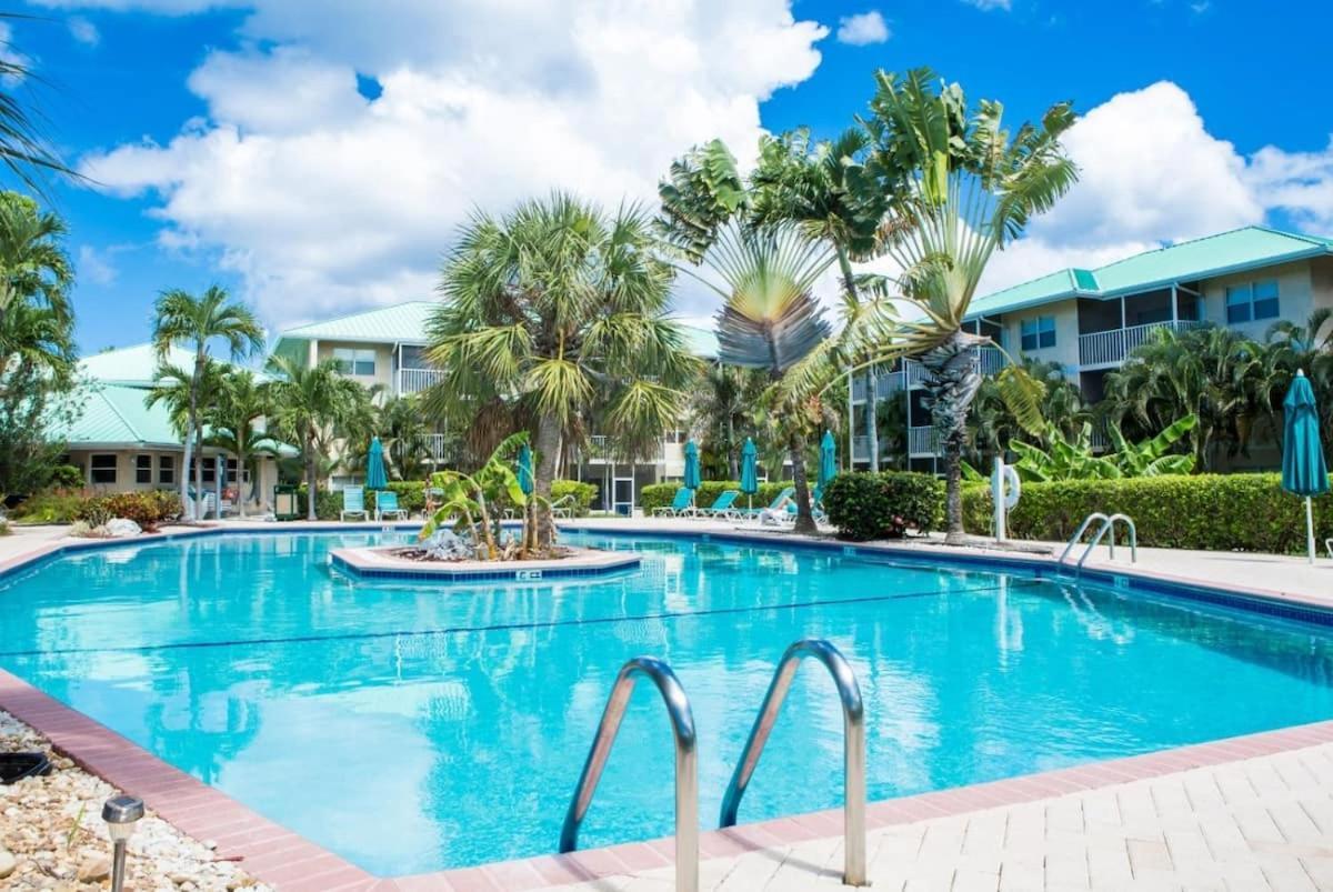 Beach Living At Plantation Village Blgs Джордж Таун Екстериор снимка
