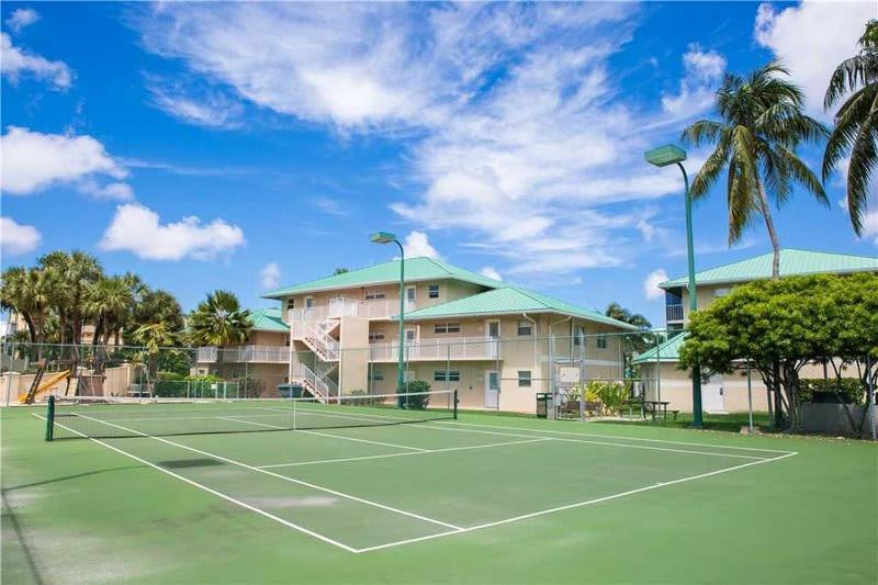 Beach Living At Plantation Village Blgs Джордж Таун Екстериор снимка
