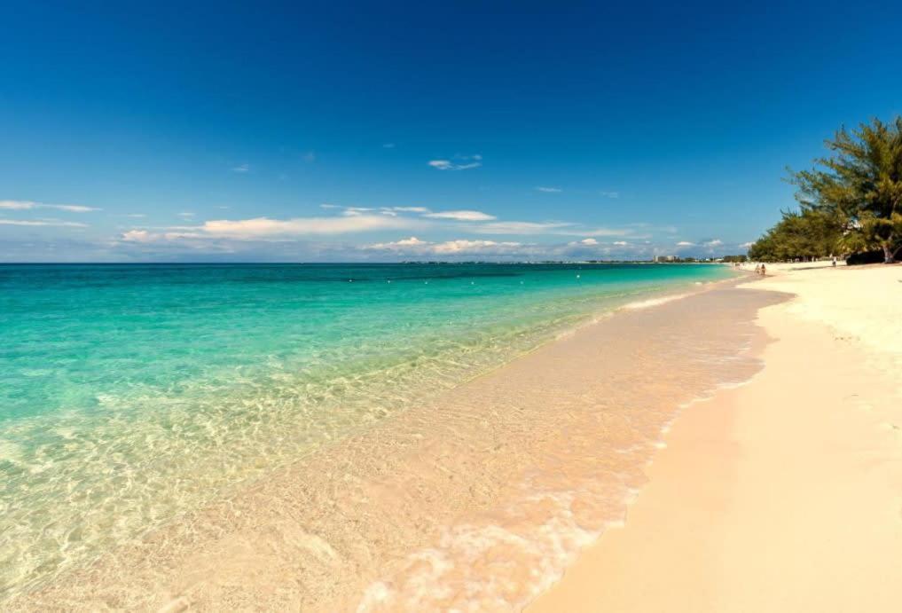 Beach Living At Plantation Village Blgs Джордж Таун Екстериор снимка
